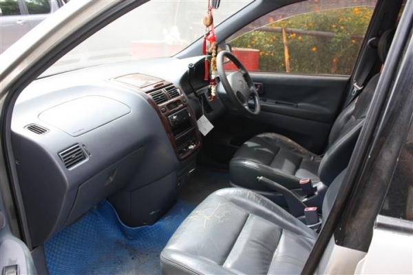 ขายรถ ipsumu ปี 97 มีชันลูบแบบ 7 ที่นั่ง