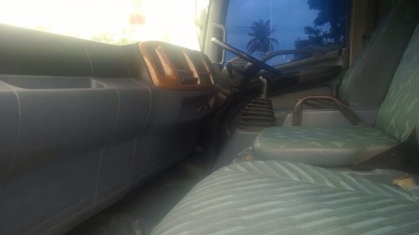 ขายรถหกล้อ HINO FG เครื่อง 220 แรง ปี 47 ช่วงกระบะยาว 7.20 เมตร ไมล์ 120,xxx ทะเบียนพร้อม