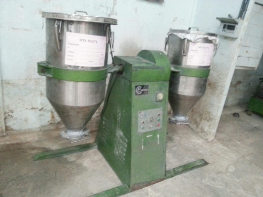 เครื่องผสมสีเม็ดพลาสติก ยี่ห้อ Bosco สองหัว ข้างละ 50 กก (ฝาหายไป1หัว)0898135855