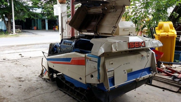 รถเกี่ยวข้าวพร้อมนวดข้าวในตัว แบบนั่งขับ เก่าญี่ปุ่น ISEKI   สภาพสวย เครื่องยนต์พร้อมใช้งาน ไม่เคยใช้งานในไทย คุณภาพสินค้าเกินราคา