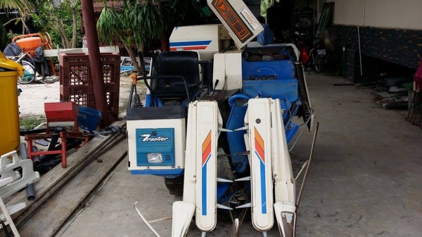 รถเกี่ยวข้าวพร้อมนวดข้าวในตัว แบบนั่งขับ เก่าญี่ปุ่น ISEKI   สภาพสวย เครื่องยนต์พร้อมใช้งาน ไม่เคยใช้งานในไทย คุณภาพสินค้าเกินราคา