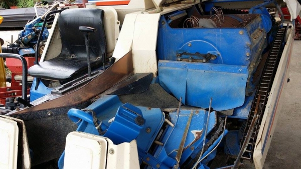 รถเกี่ยวข้าวพร้อมนวดข้าวในตัว แบบนั่งขับ เก่าญี่ปุ่น ISEKI   สภาพสวย เครื่องยนต์พร้อมใช้งาน ไม่เคยใช้งานในไทย คุณภาพสินค้าเกินราคา