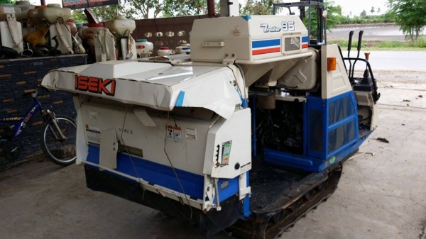 รถเกี่ยวข้าวพร้อมนวดข้าวในตัว แบบนั่งขับ เก่าญี่ปุ่น ISEKI   สภาพสวย เครื่องยนต์พร้อมใช้งาน ไม่เคยใช้งานในไทย คุณภาพสินค้าเกินราคา