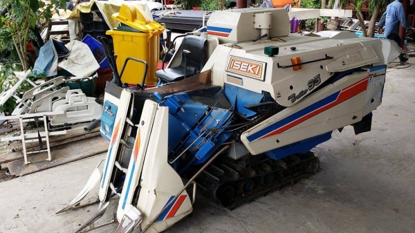 รถเกี่ยวข้าวพร้อมนวดข้าวในตัว แบบนั่งขับ เก่าญี่ปุ่น ISEKI   สภาพสวย เครื่องยนต์พร้อมใช้งาน ไม่เคยใช้งานในไทย คุณภาพสินค้าเกินราคา