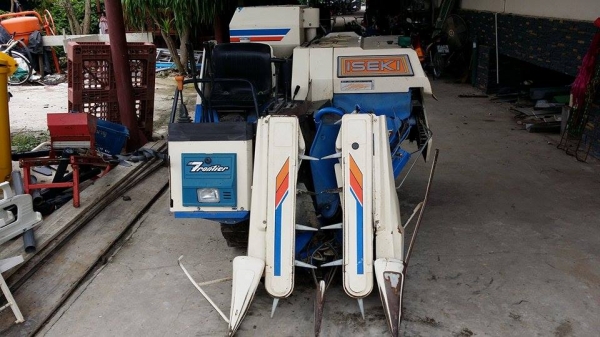รถเกี่ยวข้าวพร้อมนวดข้าวในตัว แบบนั่งขับ เก่าญี่ปุ่น ISEKI   สภาพสวย เครื่องยนต์พร้อมใช้งาน ไม่เคยใช้งานในไทย คุณภาพสินค้าเกินราคา