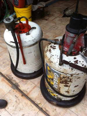 ถังอัดจารบีใช้ลม ของ USA + ถังเติมน้ำมันเกียร์เฟืองท้าย 2 ตัว