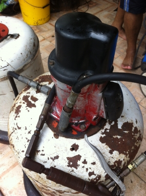 ถังอัดจารบีใช้ลม ของ USA + ถังเติมน้ำมันเกียร์เฟืองท้าย 2 ตัว