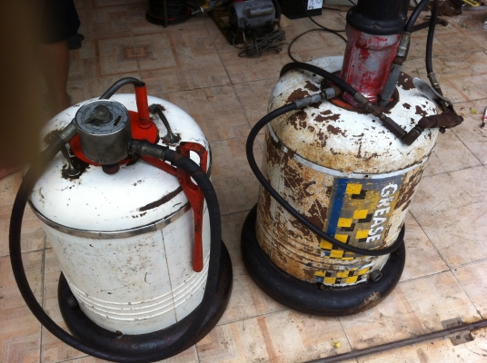 ถังอัดจารบีใช้ลม ของ USA + ถังเติมน้ำมันเกียร์เฟืองท้าย 2 ตัว