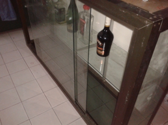 ขายตู้โชว์ขอบอลูมิเนียมความสูง 100 เซ็นใบละ 1300 มี 6 ใบ