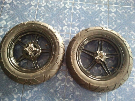 ล้อแม็ก +ยาง+ลูกปืน สภาพใหม่วิ่งไม่ถึงอาทิต ยางหนวดยังไม่หลุด ksr new