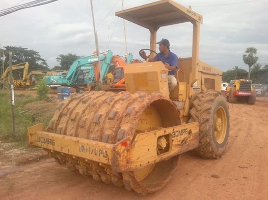 ขายด่วนรดบดสั่นสะเทือน  ล้อหนาม  สภาพดี  พร้อมใช้งาน
