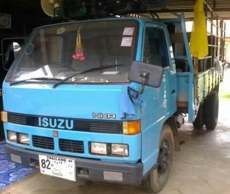 **270,000 บ.ต่อรอง**ขาย6ล้อ110 ISUZU NKR(ตัวแรก) 4BE1-110HP เกียร์ยาว รถห้าง เครื่องเดิมเกียร์เดิม เครื่องดี แน่น แรงดีไม่เยิ้ม เกียร์เดิมไม่มีหลุด ช่วงล่าง คานหน้าเดิม 5น็อตเฟืองท้ายใหญ่ Fหลัง คัสซีสวยเดิม ไม่ปะไม่ดาม วางกระบะ115 ยาว4.30ม.สภาพดี พื้นไม้ค