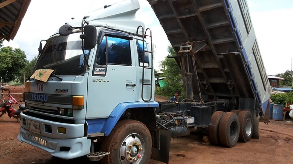 **1,420,000 บ.ต่อรอง**ขาย10ล้อ2เพลาดั้ม "นางฟ้า240" ISUZU ROCKY FXZ23NFPF-R 6SD1-240HP นางฟ้าแท้ ปี39(จดใหม่ปี44) เครื่องเดิมเกียร์เดิม เครื่อง6SD1-240แรง แห้งๆ แน่นๆ แรงดี ไม่เยิ้ม เกียร์เดิม แห้งดีไม่มีหลุด ไม่มีหอน ช่วงล่างเดิม คัสซีสวยเดิม ไ