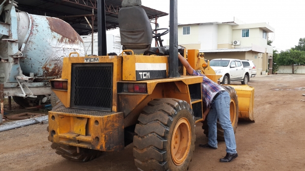 ขายยด่วน รถตักTcm820 เอวอ่อนสภาพดี ราคาเบาๆโทร0843923995