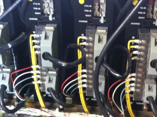 ชุดกล่อง SERVOPACK ควบคุมการทำงานของ SERVOMOTER ถอดจากเครื่องจักรที่ทำงานได้(มี 16 กล่อง)