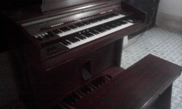 ขายอิเลคโทนyamaha รุ่นใหญ่ มีโต๊ะพร้อม ใช้ได้ดี