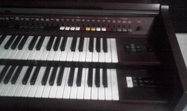 ขายอิเลคโทนyamaha รุ่นใหญ่ มีโต๊ะพร้อม ใช้ได้ดี