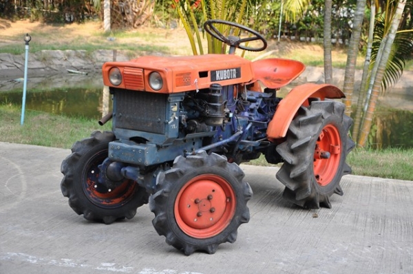 ขายรถไถ KUBOTA B6000 4WD สภาพสวย ใช้งานมาน้อย