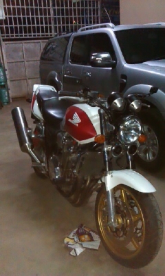 ขายCB1300 สีสวยครับ เปลี่ยนของเหลว ผ้าเบรกใหม่ ยางเหลือๆ ขี่สบาย ถูกด่วน เครื่องแห้งๆๆ มีกันล้ม วิ่ง 220 สบาย ชิวๆ สนใจ 0840031815 ตี๋ 24 ชั่วโมง คุยง่ายขายได้ขาย inv.แท้+สพมใแท้ กุญแจชิพ 215000 บาท