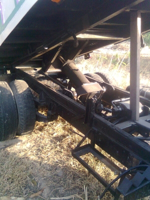 รถอีแต๊นมีทั้งดั้มม์และไม่ดั้มม์