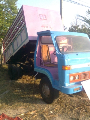 รถอีแต๊นมีทั้งดั้มม์และไม่ดั้มม์