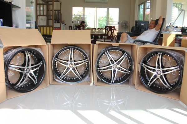 ฝากด้วยคับ ล้อขอบ18" ของใหม่ 5/120 กว้าง7.5 ออฟ 40 ราคาโดนใจ