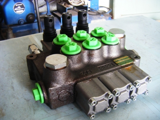 ขาย-คอนโทลวาวล์ไฮโดรลิค แกน4หุน 3คันโยก สินค้าอิตาลี ที่คุณไว้วางใจได้ ขาย-คอนโทลวาวล์ไฮโดรลิค แกน4หุน 3คันโยก สินค้าอิตาลี ที่คุณไว้วางใจได้