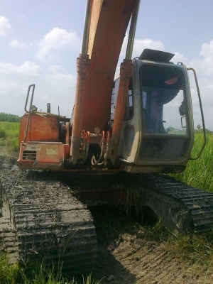 รถแบคโฮ  HITACHI  200 - 2      สนใจติดต่อ 081 - 6079515