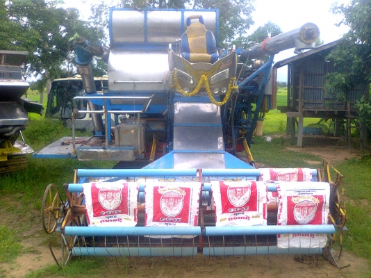 ขายรถเกี่ยวข้าว750000บาท