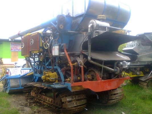 ขายรถเกี่ยวข้าว750000บาท