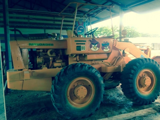 ***ขายแล้วครับขอบคุณ Truck2hand ขายรถตักล้อยาง KOMATSU JH30B-9175 เอวแข็ง ต่อแขน ขยายบุ้งกี๋แล้ว เครื่องเดิมปั้มเดิม เครื่อง ISUZU DA220 4สูบ 65 HP แน่นๆ แรงๆ ปั้มดี ระบบไฮฯใช้งานปกติ บุ้งกี๋ดี แขนดี ต่อแขนแล้ว ช่วงล่างดีแน่นดี ยางสวย4เส้น บอดี้สวย สีสันใ