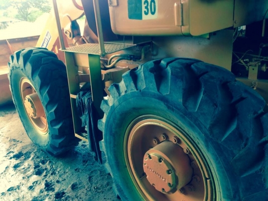 ***ขายแล้วครับขอบคุณ Truck2hand ขายรถตักล้อยาง KOMATSU JH30B-9175 เอวแข็ง ต่อแขน ขยายบุ้งกี๋แล้ว เครื่องเดิมปั้มเดิม เครื่อง ISUZU DA220 4สูบ 65 HP แน่นๆ แรงๆ ปั้มดี ระบบไฮฯใช้งานปกติ บุ้งกี๋ดี แขนดี ต่อแขนแล้ว ช่วงล่างดีแน่นดี ยางสวย4เส้น บอดี้สวย สีสันใ