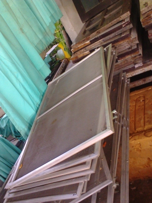 บานหน้าต่างไม้สักพร้อมมุ้งลวดเป็นบานหน้าต่างไม้สักเก่าครับพร้อมมุ้งลวด และกระจกครับสวยๆครับความสูงประมาณ 1.10 เมตร  กว้าง 60 ซ.ม.  ครับครบชุดครับราคานี้คุ้มมากครับ