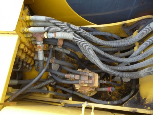 ขายรถขุดKOMATSU แทรคเหล็กปนยาง  สภาพสวย มือ 2นำเข้าจากญี่ปุ่น