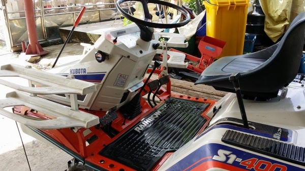 รถปลูกข้าวนั่งขับ KUBOTA เก่าญี่ปุ่น สภาพสวย เครื่องยนต์ติดง่าย สภาพพร้อมใช้งาน รถปลูกข้าวนั่งขับ KUBOTA เก่าญี่ปุ่น สภาพสวย เครื่องยนต์ติดง่าย สภาพพร้อมใช้งาน