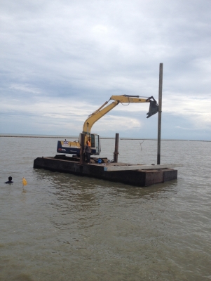 ให้เช่ารถ แบคโฮบูมยาว พร้อมโป๊ะ