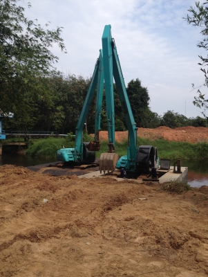 ให้เช่ารถ แบคโฮบูมยาว พร้อมโป๊ะ