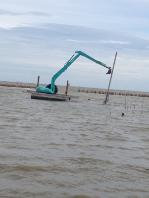 ให้เช่ารถ แบคโฮบูมยาว พร้อมโป๊ะ