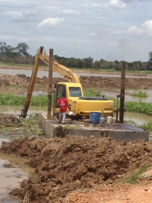 ให้เช่ารถ แบคโฮบูมยาว พร้อมโป๊ะ