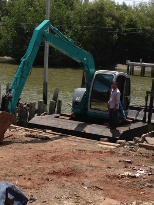 ให้เช่ารถ แบคโฮบูมยาว พร้อมโป๊ะ