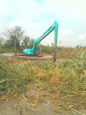 ให้เช่ารถ แบคโฮบูมยาว พร้อมโป๊ะ