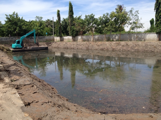 ให้เช่ารถ แบคโฮบูมยาว พร้อมโป๊ะ