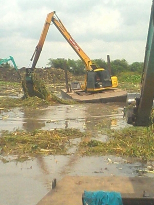 ให้เช่ารถ แบคโฮบูมยาว พร้อมโป๊ะ