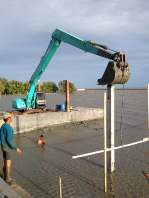 ให้เช่ารถ แบคโฮบูมยาว พร้อมโป๊ะ