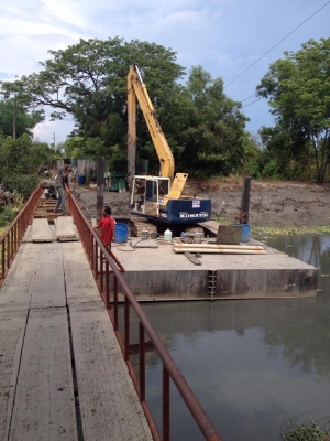 ให้เช่ารถ แบคโฮบูมยาว พร้อมโป๊ะ