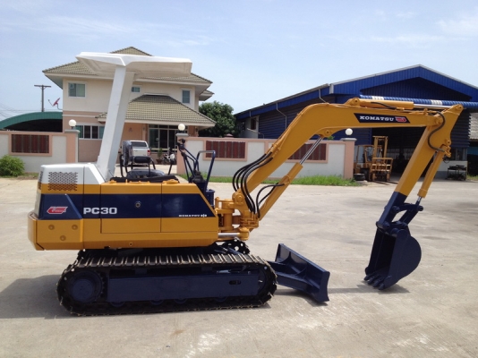 รถขุด แบคโฮล KOMATSU PC30-6 ทำสีใหม่ นำเข้า มือสองจากญี่ปุ่น