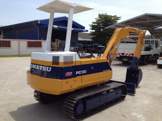 รถขุด แบคโฮล KOMATSU PC30-6 ทำสีใหม่ นำเข้า มือสองจากญี่ปุ่น