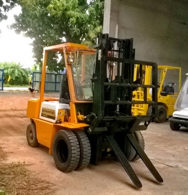 KOMATSUรุ่นFD25-10*2.5ตัน*5587ชม.งาคว่ำ-หงายเปลี่ยนเสา4เมตรเพิ่มเงินอีก10000บาทจากญี่ปุ่นขายที่โคราช