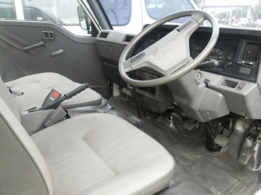 NISSAN URVAN มือเดียว สีเดิม บางทั้งคัน ใช้น้อย 4 หมื่นกิโล