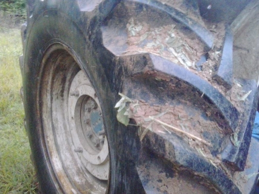 ฟร์อด5000สวยๆ พร้อมอุปกรณ์ใบมีดหน้าและหางบุกเบิก4 ยางสวยใหม่4เส้นเลยครับ